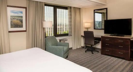 DoubleTree by Hilton Portland - 37