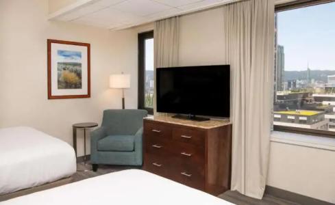 DoubleTree by Hilton Portland - 46