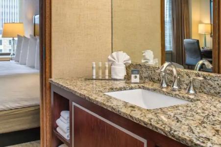 DoubleTree by Hilton Portland - 5