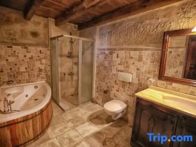 Traveller's Cave - 102