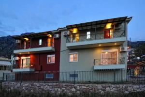SEMIRAMIS SUITES with pool and private jacuzzi, Kalamata