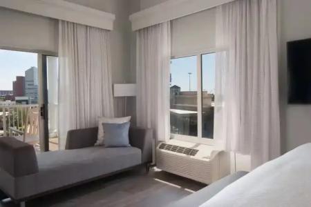 Courtyard Charleston Waterfront - 52