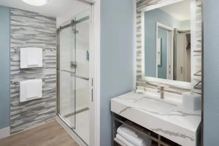 Courtyard Charleston Waterfront - 9