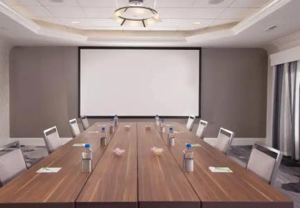 Courtyard Charleston Waterfront - 17