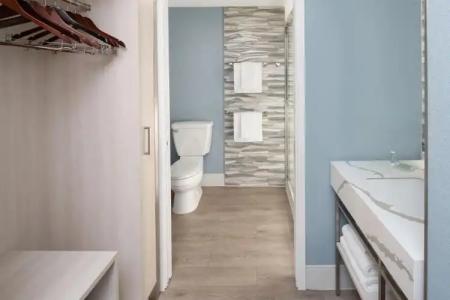 Courtyard Charleston Waterfront - 10