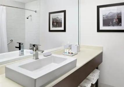 Four Points by Sheraton & Suites Calgary West - 8