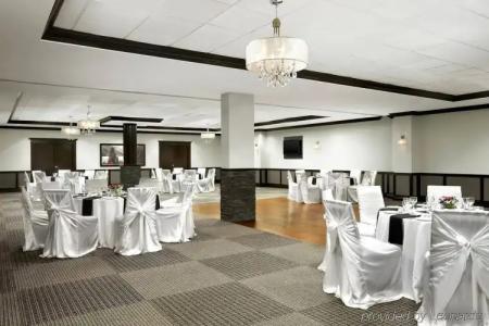 Four Points by Sheraton & Suites Calgary West - 13