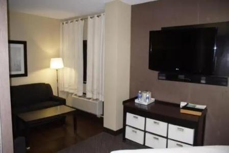 Four Points by Sheraton & Suites Calgary West - 36