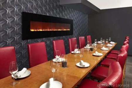 Four Points by Sheraton & Suites Calgary West - 9