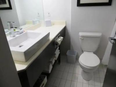 Four Points by Sheraton & Suites Calgary West - 20