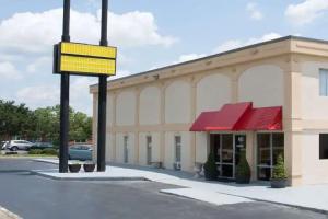 Super 8 by Wyndham Greensboro, Greensboro