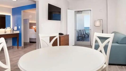 Holiday Inn Express & Suites Panama City Beach Beachfront by IHG - 125