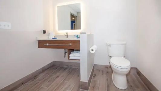 Holiday Inn Express & Suites Panama City Beach Beachfront by IHG - 9