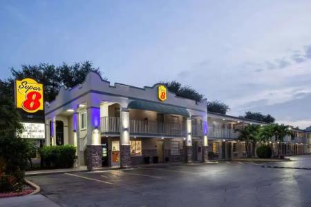 Super 8 by Wyndham Bradenton Sarasota Area - 13