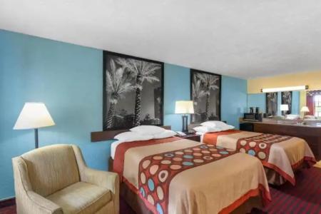 Super 8 by Wyndham Bradenton Sarasota Area - 26