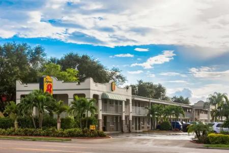 Super 8 by Wyndham Bradenton Sarasota Area - 0