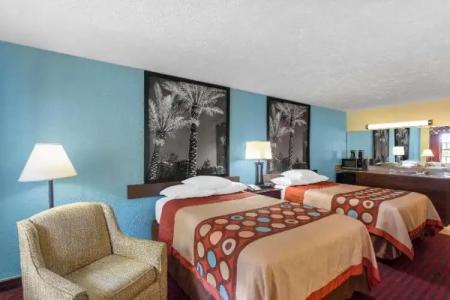 Super 8 by Wyndham Bradenton Sarasota Area - 23