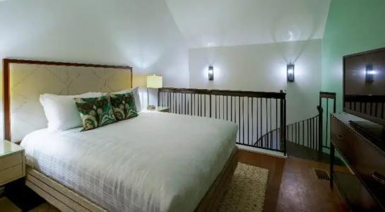 Indigo Savannah Historic District, an IHG - 89