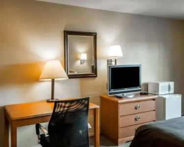 Quality Inn Airport - 35