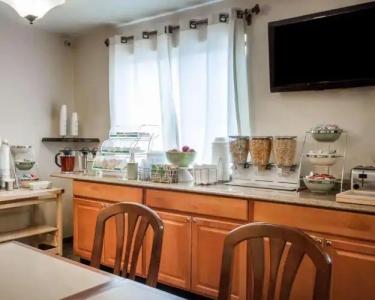 Quality Inn Airport - 21