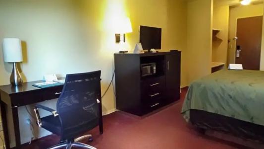 Quality Inn Airport - 46