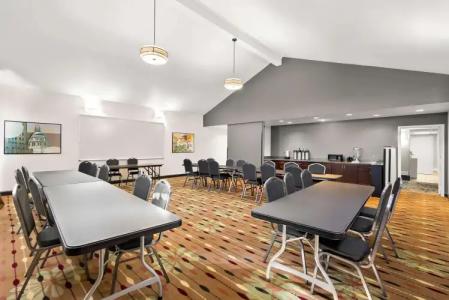 Best Western Luxbury Inn Fort Wayne - 15