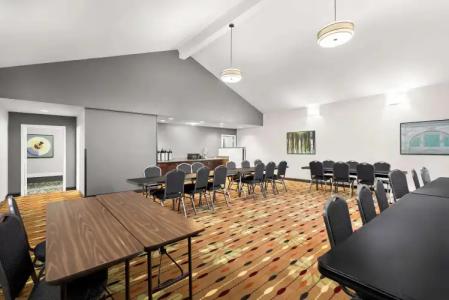 Best Western Luxbury Inn Fort Wayne - 16