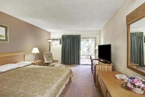 Super 8 by Wyndham Long Beach, Long Beach