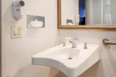 Hampton Inn Laredo - 7