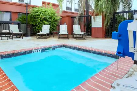 Hampton Inn Laredo - 12