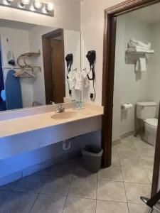 Red Carpet Inn Medford - 51