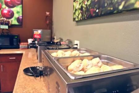 Broadway Inn Conference Center - 11