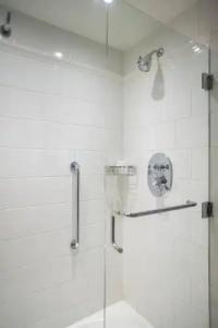 Renaissance Raleigh North Hills - 36