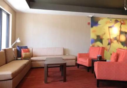 Courtyard by Marriott Topeka - 8