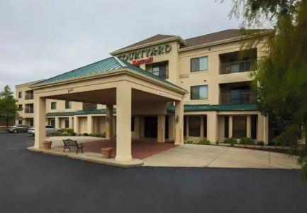 Courtyard by Marriott Topeka - 16