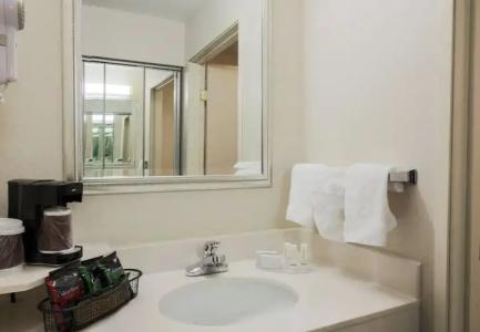 Courtyard by Marriott Topeka - 6