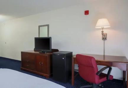 Courtyard by Marriott Topeka - 3