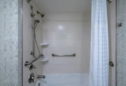 Embassy Suites by Hilton Alexandria Old Town - 54