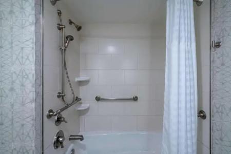 Embassy Suites by Hilton Alexandria Old Town - 8