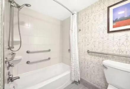 Embassy Suites by Hilton Alexandria Old Town - 38