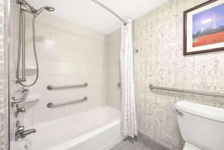 Embassy Suites by Hilton Alexandria Old Town - 7