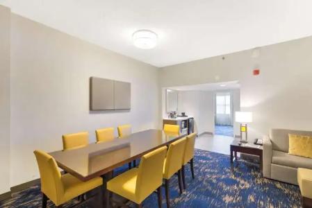 Embassy Suites by Hilton Alexandria Old Town - 4