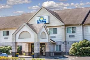 Hotel «Days Inn & Suites by Wyndham Vancouver», Vancouver