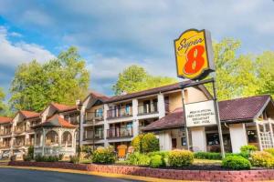 Super 8 by Wyndham Downtown Gatlinburg at Convention Center, Gatlinburg