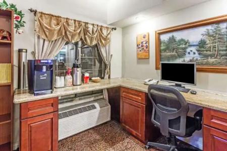 Howard Johnson by Wyndham Pasadena - 11