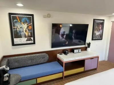 The Adler a Hollywood - 81