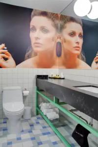 The Adler a Hollywood - 77