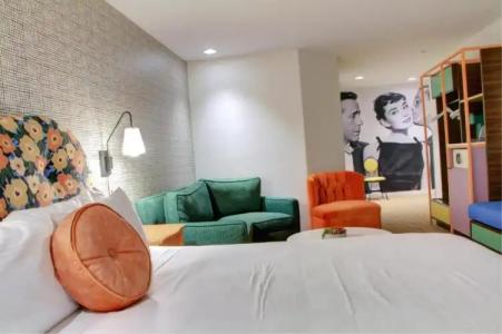 The Adler a Hollywood - 72