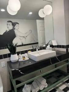 The Adler a Hollywood - 53