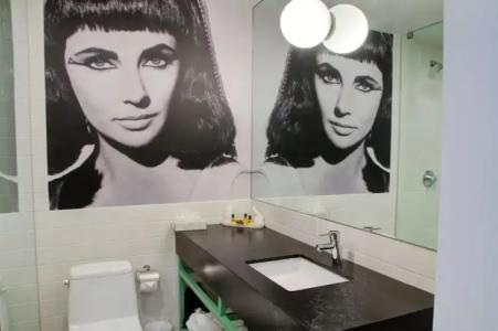 The Adler a Hollywood - 66